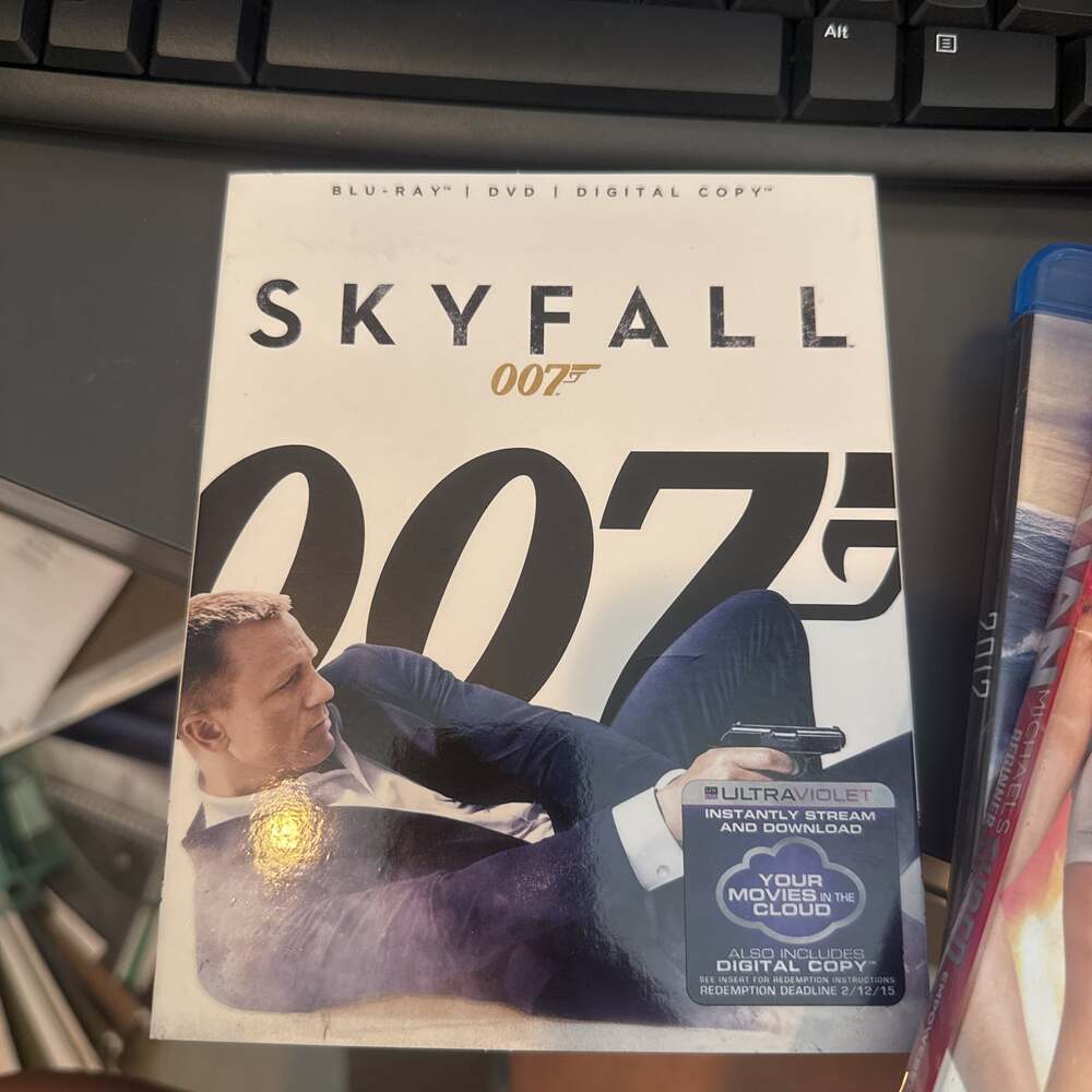 SKYFALL james bond 007 DANIEL CRAIG Blu Ray with Slipcover - USED